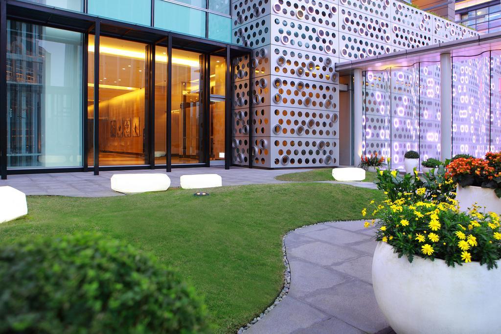 Hotel Humble House Taipei, Curio Collection By Hilton Exterior foto The hotel's entrance