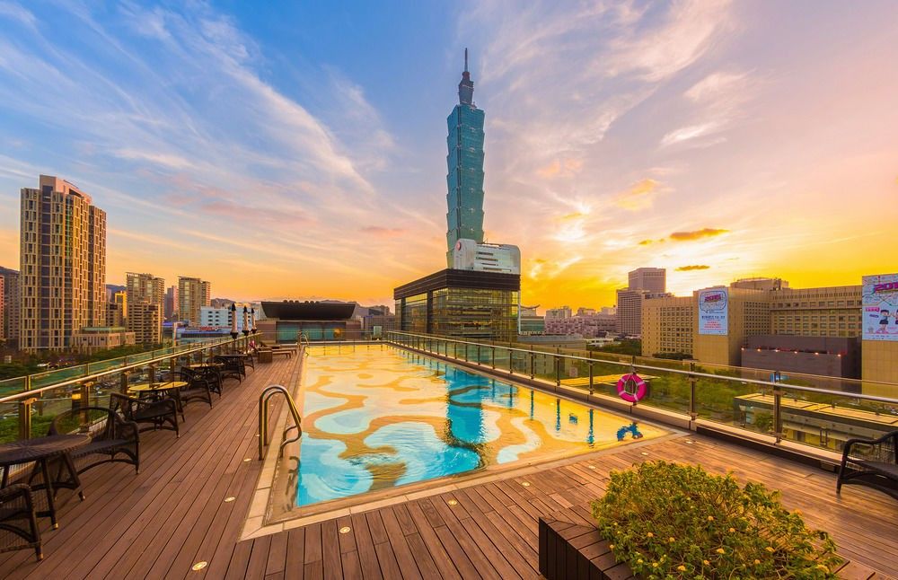 Hotel Humble House Taipei, Curio Collection By Hilton Exterior foto View of Taipei 101 from the rooftop pool