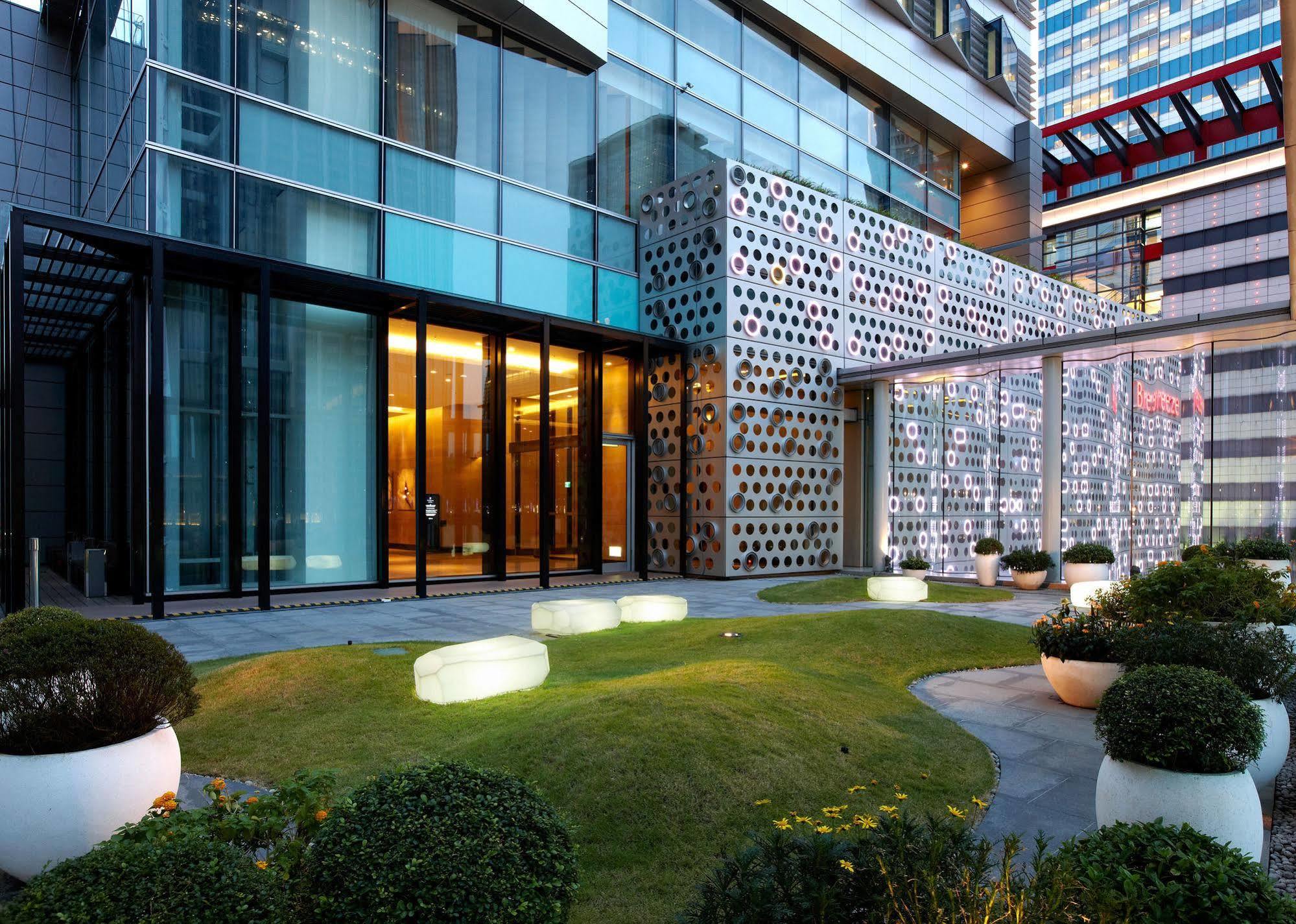 Hotel Humble House Taipei, Curio Collection By Hilton Exterior foto The hotel's entrance